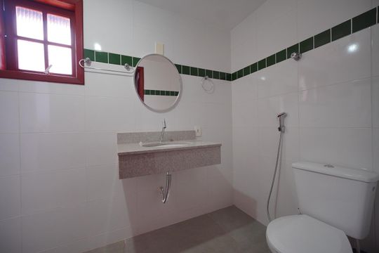 Banheiro  de casa de condomínio para alugar com 2 quartos, 79m² em Barra da Lagoa, Florianópolis