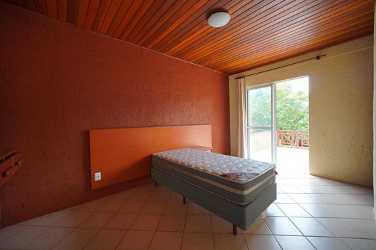 Quarto 2 de casa de condomínio para alugar com 2 quartos, 78m² em Barra da Lagoa, Florianópolis