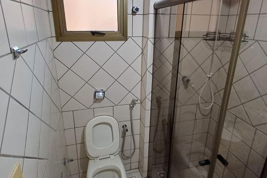 Banheiro de apartamento para alugar com 3 quartos, 70m² em Umuarama, Uberlândia