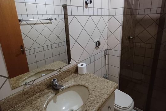 Banheiro de apartamento para alugar com 3 quartos, 70m² em Umuarama, Uberlândia