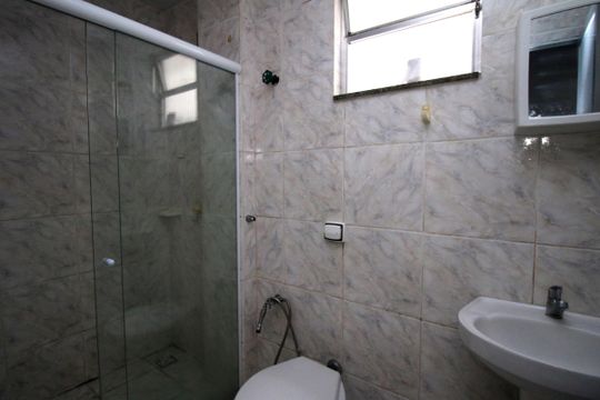 Banheiro de apartamento para alugar com 1 quarto, 60m² em Brás de Pina, Rio de Janeiro