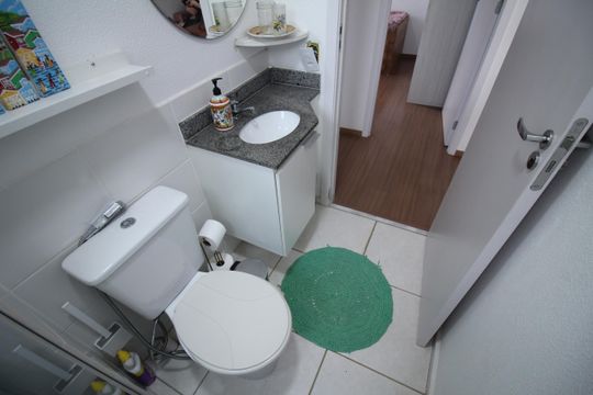 Banheiro de apartamento à venda com 2 quartos, 54m² em Jardim Riacho das Pedras, Contagem