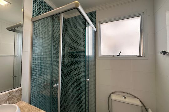Banheiro da Suíte de apartamento para alugar com 2 quartos, 70m² em Jardim Tupanci, Barueri