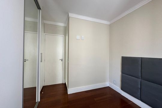 Suíte de apartamento para alugar com 2 quartos, 70m² em Jardim Tupanci, Barueri