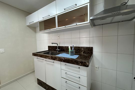 Cozinha de apartamento para alugar com 2 quartos, 70m² em Jardim Tupanci, Barueri