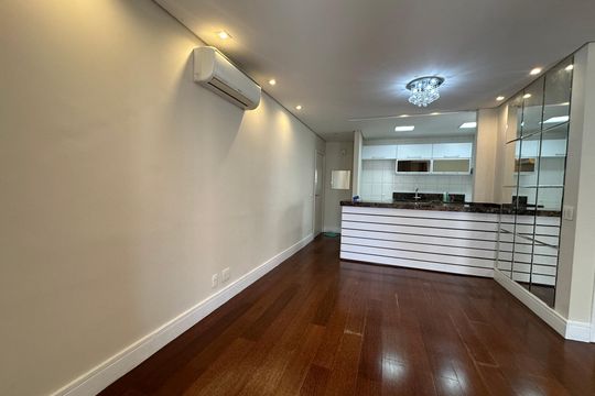 Sala de apartamento para alugar com 2 quartos, 70m² em Jardim Tupanci, Barueri