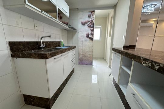 Cozinha de apartamento para alugar com 2 quartos, 70m² em Jardim Tupanci, Barueri