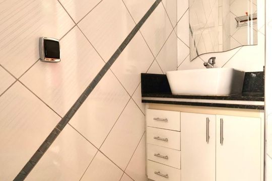 Banheiro de apartamento à venda com 1 quarto, 54m² em Centro, Campinas