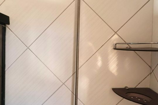 Banheiro de apartamento à venda com 1 quarto, 54m² em Centro, Campinas