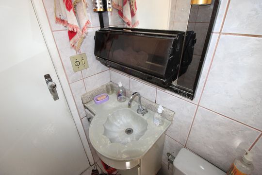 Banheiro de apartamento para alugar com 2 quartos, 57m² em Vila Carmosina, São Paulo