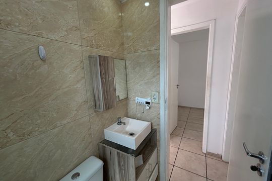 Banheiro de apartamento para alugar com 2 quartos, 45m² em Honório Gurgel, Rio de Janeiro