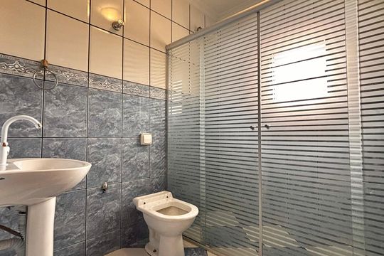 Banheiro de casa para alugar com 3 quartos, 120m² em Parque Santa Teresa, Carapicuíba