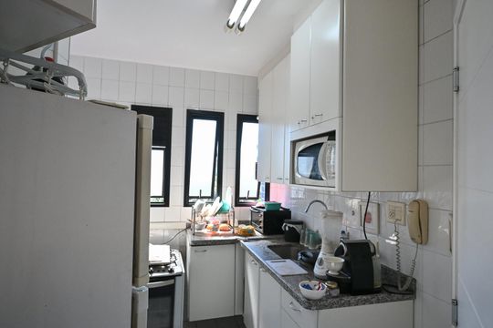Cozinha de apartamento à venda com 1 quarto, 45m² em Vila Suzana, São Paulo