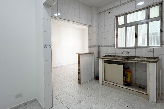 Cozinha de apartamento para alugar com 1 quarto, 45m² em José Menino, Santos