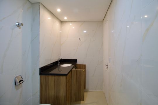 Banheiro de apartamento para alugar com 2 quartos, 60m² em Cristo Rei, Curitiba