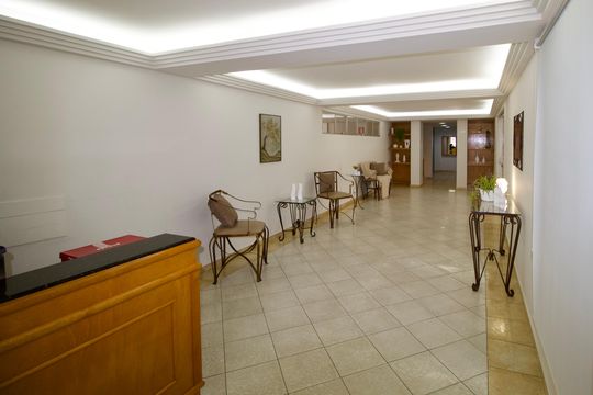 Hall de entrada de apartamento para alugar com 2 quartos, 60m² em Cristo Rei, Curitiba