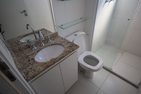 Banheiro 2 de apartamento para alugar com 2 quartos, 55m² em Quitaúna, Osasco