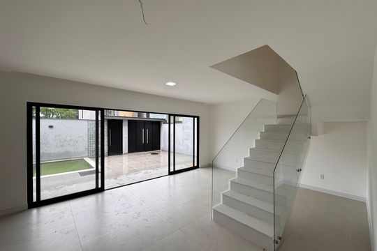 Sala de casa de condomínio para alugar com 4 quartos, 222m² em Vargem Pequena, Rio de Janeiro