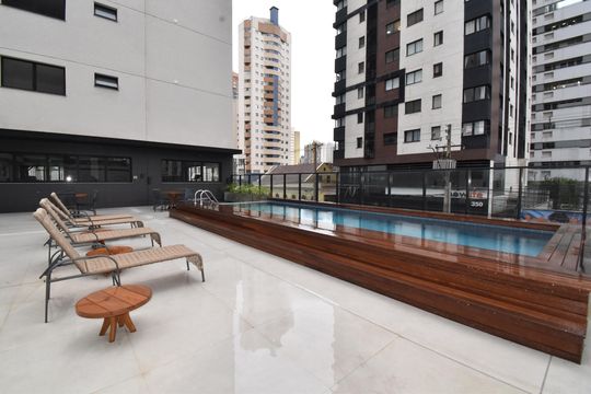 Área comum - Piscina de apartamento para alugar com 1 quarto, 20m² em Centro, Curitiba