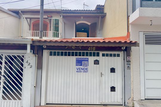 Placa instalada na fachada do imóvel de casa à venda com 3 quartos, 100m² em Picanço, Guarulhos