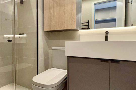 Banheiro de kitnet/studio para alugar com 1 quarto, 28m² em Pinheiros, São Paulo