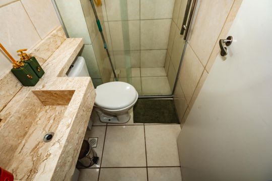 Banheiro Social de apartamento à venda com 2 quartos, 44m² em Serra Dourada, Vespasiano