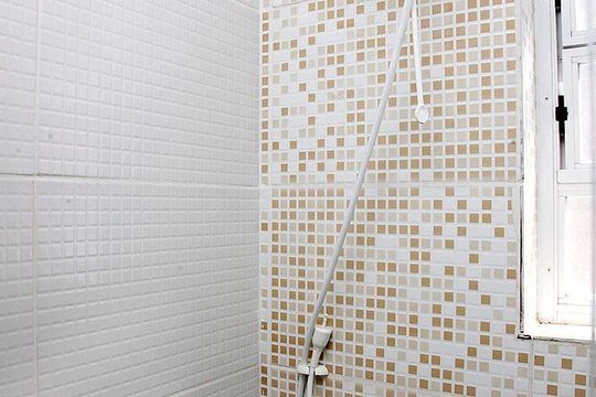 Banheiro de kitnet/studio à venda com 1 quarto, 25m² em Azenha, Porto Alegre