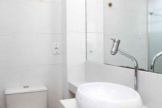 Banheiro de kitnet/studio à venda com 1 quarto, 25m² em Azenha, Porto Alegre
