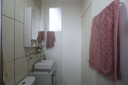 Banheiro de apartamento à venda com 2 quartos, 56m² em Igara, Canoas