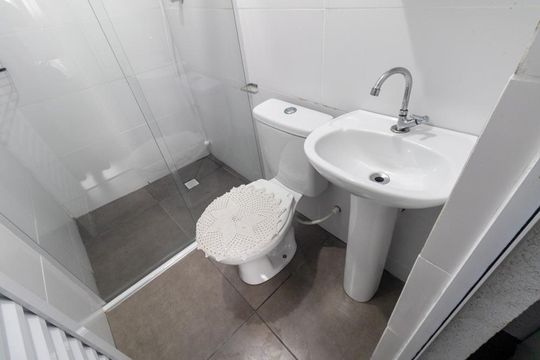Banheiro Social de kitnet/studio para alugar com 1 quarto, 25m² em Uberaba, Curitiba