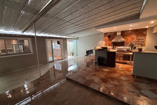 Churrasqueira de casa à venda com 4 quartos, 277m² em Centro Alto, Ribeirão Pires