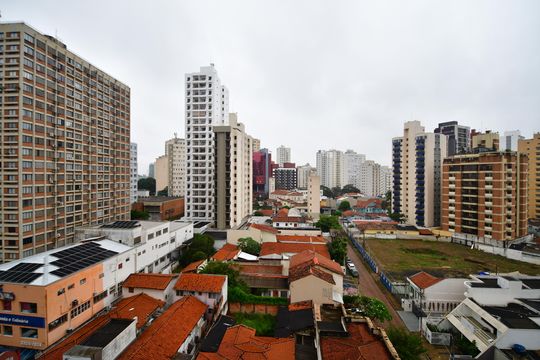 Sala - Vista de apartamento à venda com 2 quartos, 73m² em Centro, Campinas