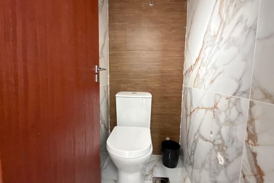 Banheiro de serviço de apartamento para alugar com 3 quartos, 145m² em Morro do Maluf, Guarujá