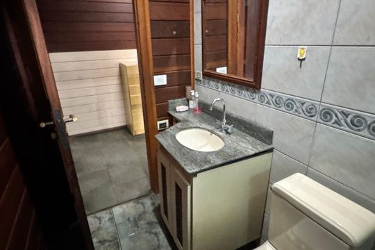 Banheiro de casa de condomínio para alugar com 3 quartos, 250m² em Jardim Colibri, Cotia