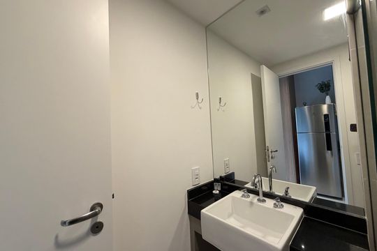 Banheiro de kitnet/studio para alugar com 1 quarto, 25m² em Santo Amaro, São Paulo