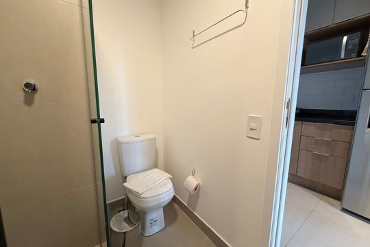 Banheiro de kitnet/studio para alugar com 1 quarto, 25m² em Santo Amaro, São Paulo