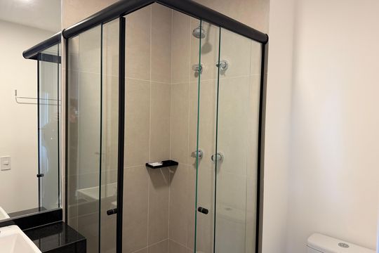 Banheiro de kitnet/studio para alugar com 1 quarto, 25m² em Santo Amaro, São Paulo