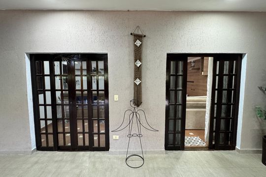 Garagem de casa de condomínio para alugar com 4 quartos, 300m² em Jardim Lina, Cotia