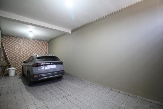 Garagem de casa para alugar com 3 quartos, 216m² em Jardim Ipe, São Paulo