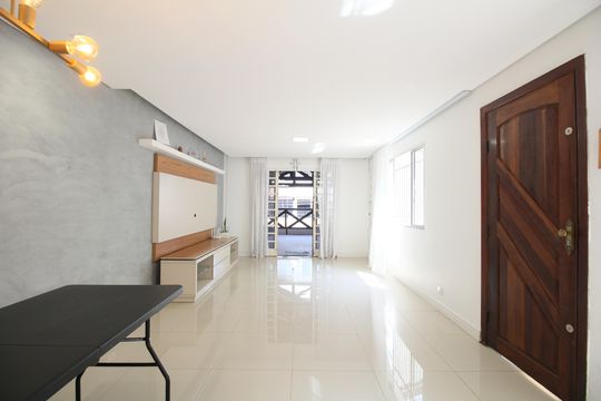 Casa para alugar com 3 quartos, 216m² em Jardim Ipe, São Paulo