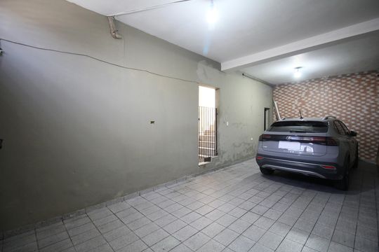 Garagem de casa para alugar com 3 quartos, 216m² em Jardim Ipe, São Paulo