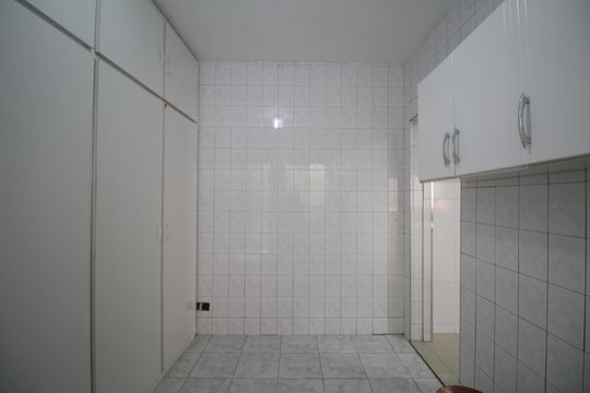 Área de Serviço de casa para alugar com 3 quartos, 216m² em Jardim Ipe, São Paulo