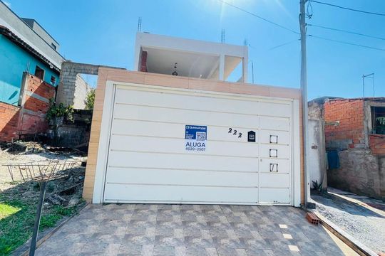 Fachada com placa de casa de condomínio para alugar com 2 quartos, 150m² em Caucaia do Alto, Cotia