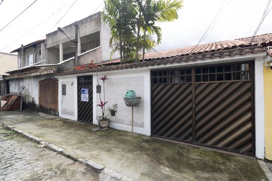 Fachada de casa à venda com 2 quartos, 115m² em Campo Grande, Rio de Janeiro