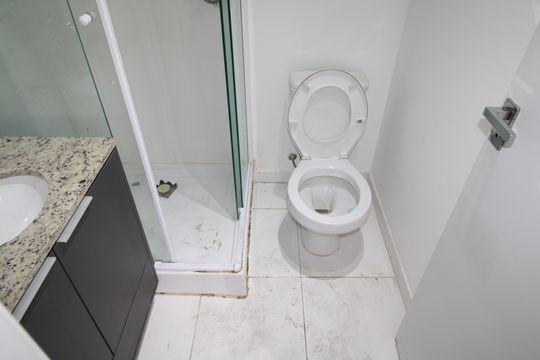 Banheiro de kitnet/studio para alugar com 1 quarto, 39m² em Santana, São Paulo