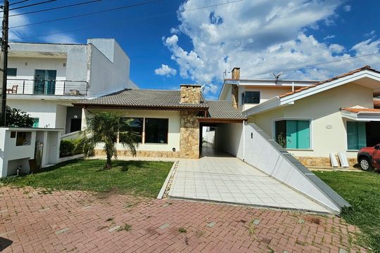 Fachada de casa de condomínio para alugar com 3 quartos, 160m² em Jardim Odete, Itaquaquecetuba