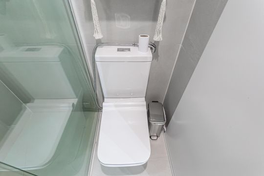 Banheiro de kitnet/studio para alugar com 1 quarto, 38m² em Indianópolis, São Paulo