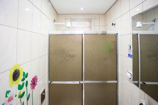 Banheiro de casa à venda com 3 quartos, 100m² em Taboão, Diadema