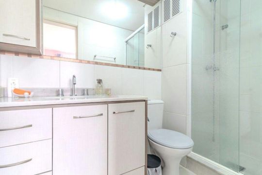 Banheiro 2 de apartamento à venda com 2 quartos, 55m² em Floresta, Porto Alegre