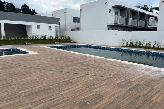 Casa de Condomínio para alugar com 2 quartos, 61m² em Jardim Sandra, Cotia